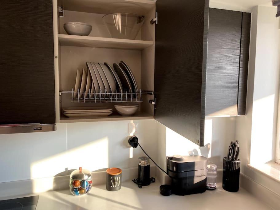 Spacious And Sunkissed 3Br & 2 Bathrooms Apartment เอเธนส์ ภายนอก รูปภาพ