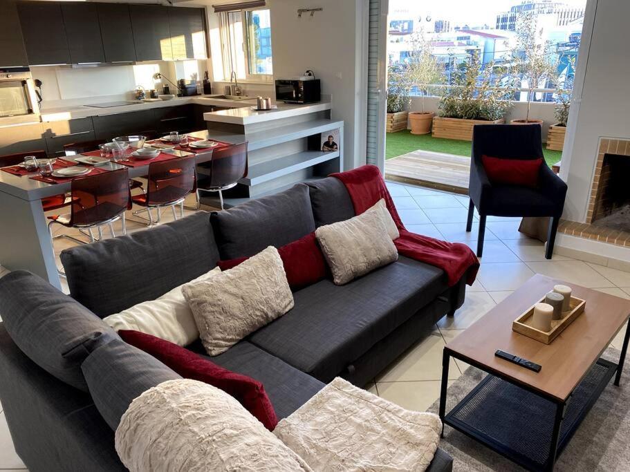 Spacious And Sunkissed 3Br & 2 Bathrooms Apartment เอเธนส์ ภายนอก รูปภาพ