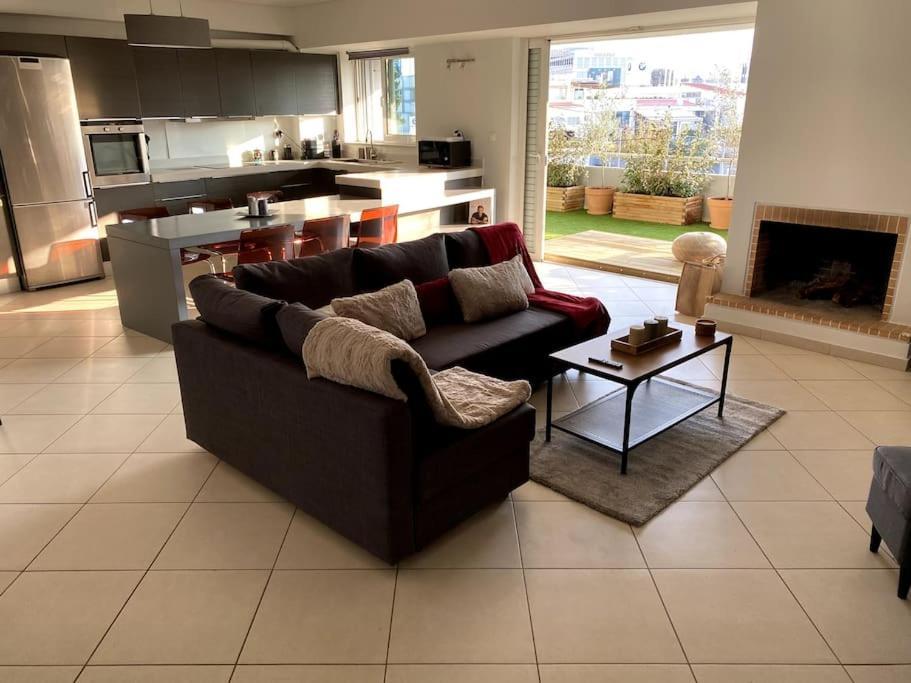 Spacious And Sunkissed 3Br & 2 Bathrooms Apartment เอเธนส์ ภายนอก รูปภาพ